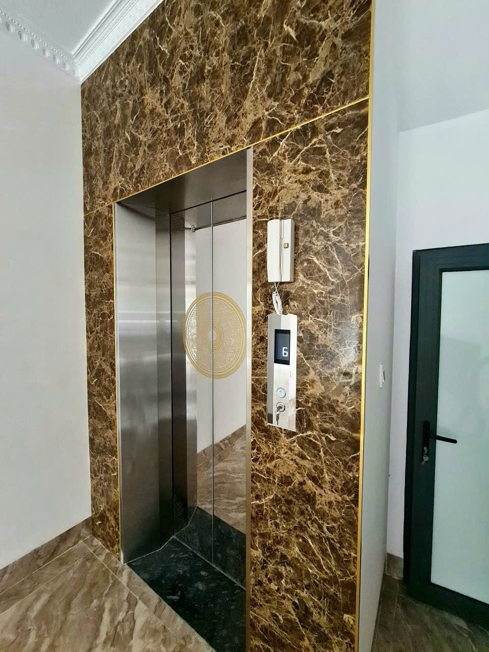 Nhà mình cho thuê nhà mới, căn góc, Thái Hà; vỉa hè 114m2* 5T- 46 Tr - Ảnh chính